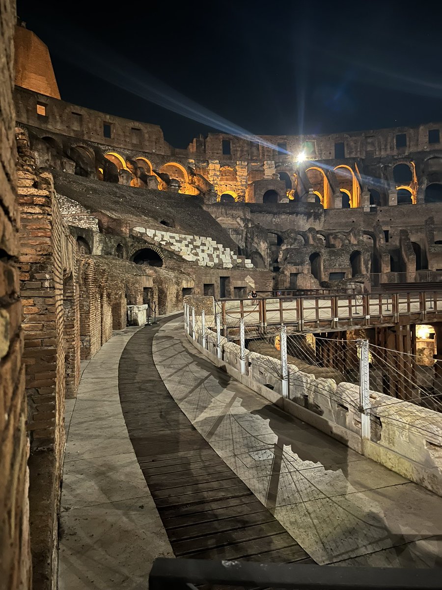 Remains of an ancient city that, thousands of years ago, was the centre of the world. Remains that have survived time, natural events and looting, but still make us say: 'Rome the eternal city'.
#roma #rome #italia #italy #photooftheday #photography