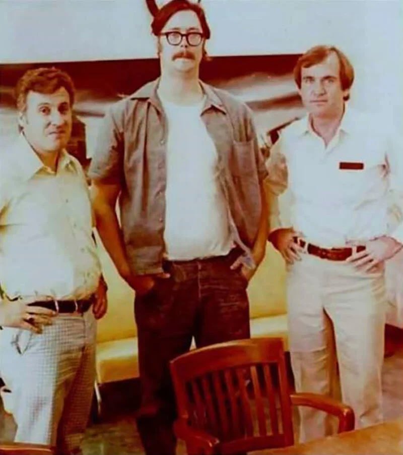 1970s photo of serial killer Edmund Emil Kemper IlI and FBI profilers Robert Ressler (left) and John Douglas (right). 

The inspiration for Bill Tench on Mindhunter, Robert Ressler interviewed dozens of murderers during his career with the FBI and came up with the very first…