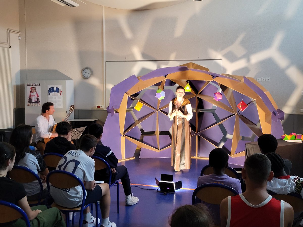 DrilletMathieu's tweet photo. C'est toujours un plaisir d'assister aux contes de @MarieLhuissier accompagnée d'Alexandre. Je découvre son dernier sur les diamants parfaits, elle y parle de solides et de #FillesetMaths.
C'est une belle histoire et de beaux messages.🤩 https://t.co/8XVcOsBMIV