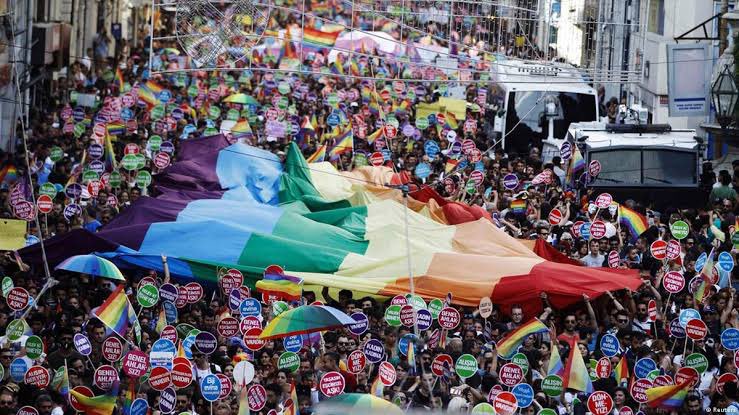 İstanbul Valisi Davut Gül, LGBT yürüyüşlerini yasakladı.
🗣'Milletimizin ve devletimizin teminatı olan aile kurumumuzu tehdit eden hiç bir faaliyete izin verilmemiştir.'
