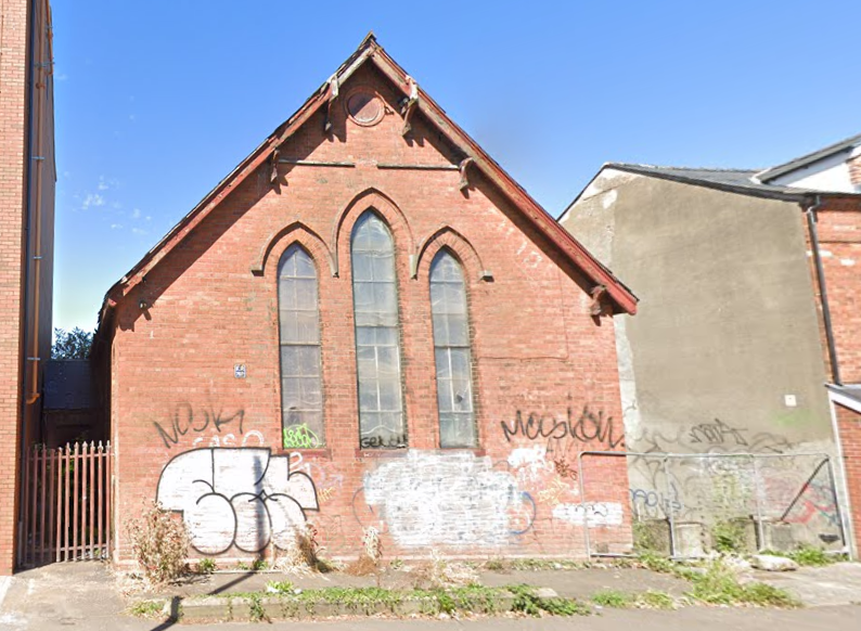 TradSkillsNI's tweet image. This former school on University Street is looking bit sad. Built c.1900, it originally had large chimneys to heat the classrooms. The 2 entrances remain, but development has encroached. But this #unlisted gem could be perfect for commercial or residential with some ⚒️&amp;amp;❤️! 🏚️♻️🏠