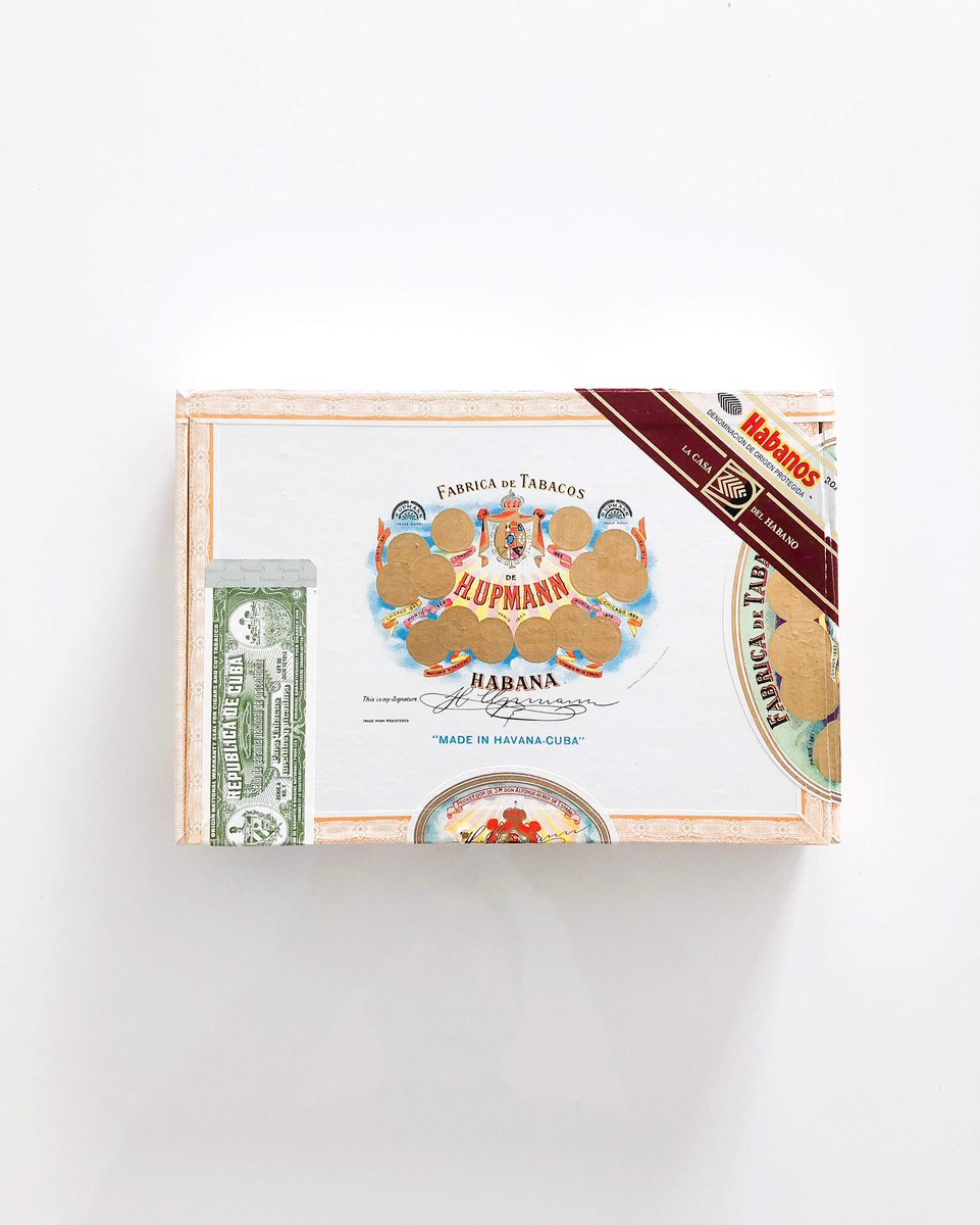 allthingscigars's tweet photo. How photogenic is this box of H. Upmann Royal Robustos LCDH? 😍😍😍 https://t.co/UfqyIdYvNe