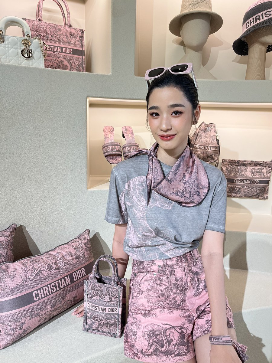 mintmag_th's tweet photo. ชมลุคของสาว #ตูต้นตะวัน จากในงานป๊อบอัพของ #Dioriviera ที่ The Surin Phuket ท่ามกลางไอเท็มเฉดสีใหม่จากดิออร์กับลวดลายซิกเนเจอร์ Toile de Jouy บวกกับเมคอัพลุคสุดจึ้งของสาวตู สวยลั่นเกาะภูเก็ตไปเลย 💚

#Dior 
#tontawan_t 
#MintReports https://t.co/KvFxhsBpe1