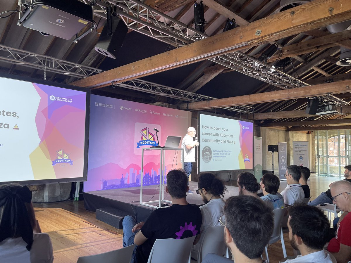 Aaand our keynote speaker @fabriziopandini - talking about Kubernetes and the impact it has on our careers. 🥰🍕🇮🇹 

Representing our technical excellence, pur history, culture and community. 

🙏 Thank you

@KCDItaly