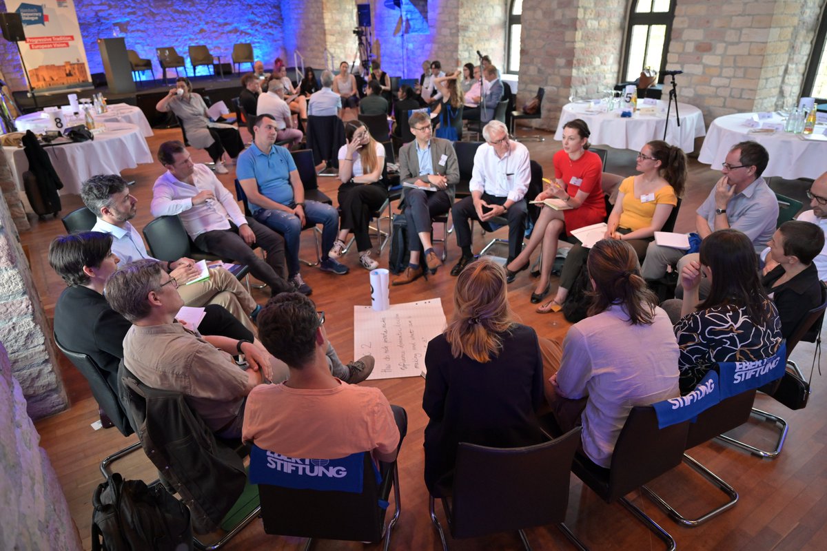 FES_Democracy's tweet photo. Day 2 at #Hambach #Democracy Dialogue starts off with the economy-democracy-nexus:
The many current and recent crises are strongly reinforcing peopleโs existing fears about their economic future. How does this affect democratic #participation?
#HDD23 https://t.co/geRdXUKxxX
