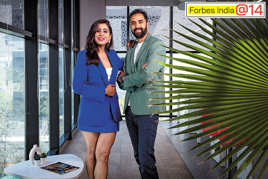 [Thread🧵]

For #ForbesIndia14, <a href="/VarunAlagh/">Varun Alagh</a> and <a href="/GhazalAlagh/">Ghazal Alagh</a>, co-founders of <a href="/mamaearthindia/">Mamaearth</a>, write about the effects of digital disruption on changing consumption patterns in India: forbesindia.com/article/leader…