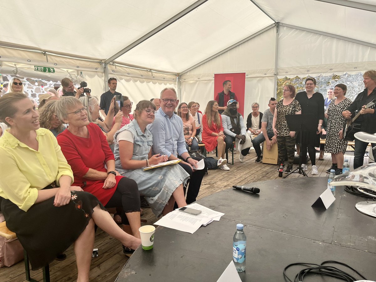 socialpaed's tweet photo. Publikum vil ha’ ekstranummer!🎵🥰  Fællessang med Ølle Bølle Band og fælles om sundhed, trivsel og livsglæde for mennesker med udviklingshandicap🫶 #dksocial #fmdk https://t.co/ZdAijWQscQ