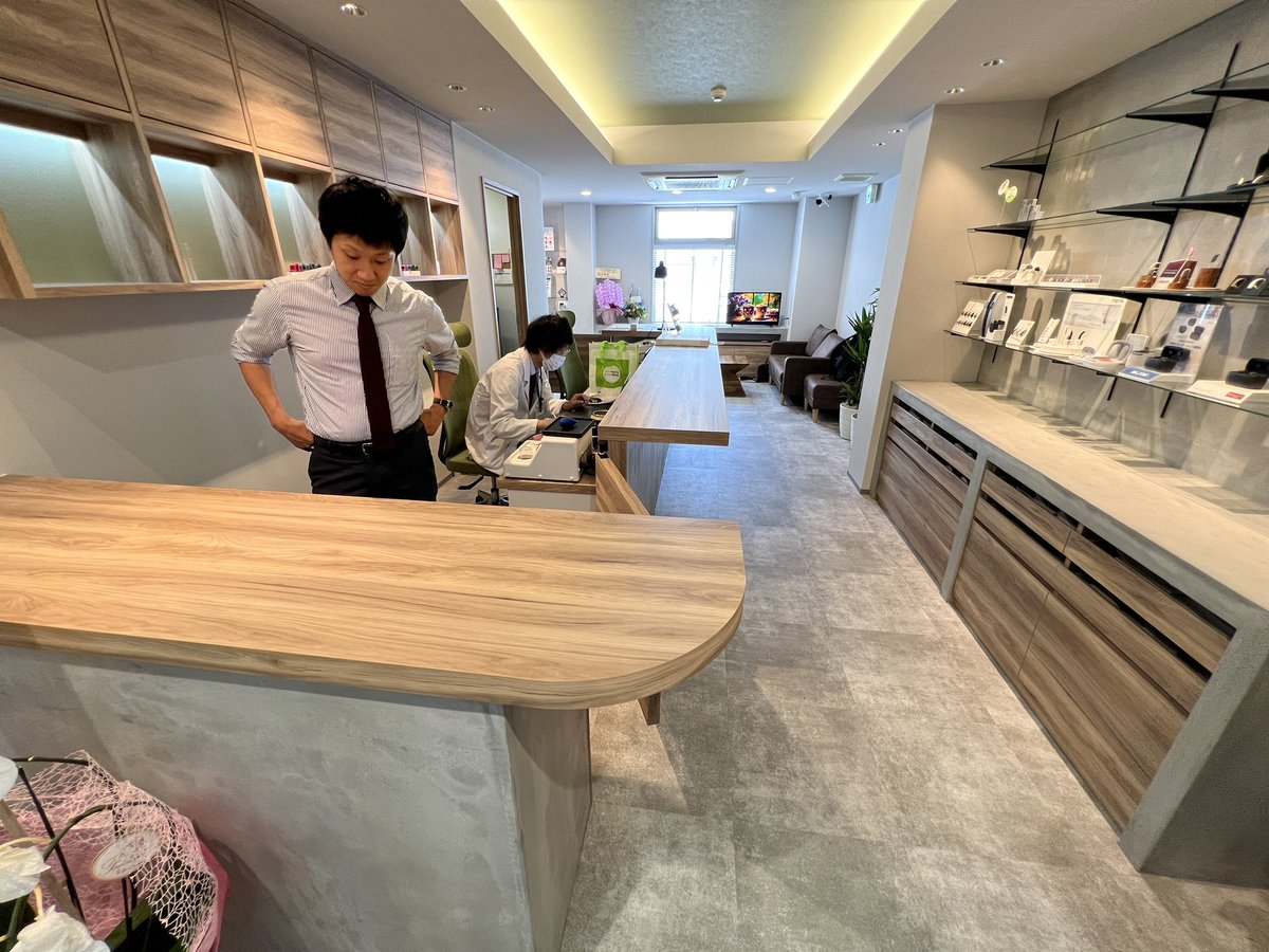 eear_takuya's tweet photo. e☆イヤホン大阪日本橋本店から、心斎橋に移転した「リスニングラボ」さんに、新店舗オープンのご挨拶に伺いました！
新しい店舗はとても綺麗で、落ち着いた雰囲気でした！

イヤモニ用のインプレッション(耳型)採取はもちろん、補聴器のご相談やご注文も！
関西にお住まいの方はぜひご利用ください。

大阪補聴器 リスニングラボ　心斎橋
〒542-0081 大阪市中央区南船場３丁目12-25
TEL:06-6252-3333
https://t.co/fAPGLfeic3