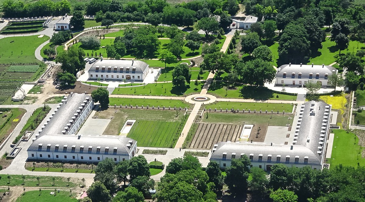 Viktor 🤡🤮 Orbán's new estate is ready. Only the pools (two of them) and the garden ponds (three) need to be filled with water. (Job offer: 
maids, gardeners, horse caretakers...) 444.hu/2023/06/16/had…