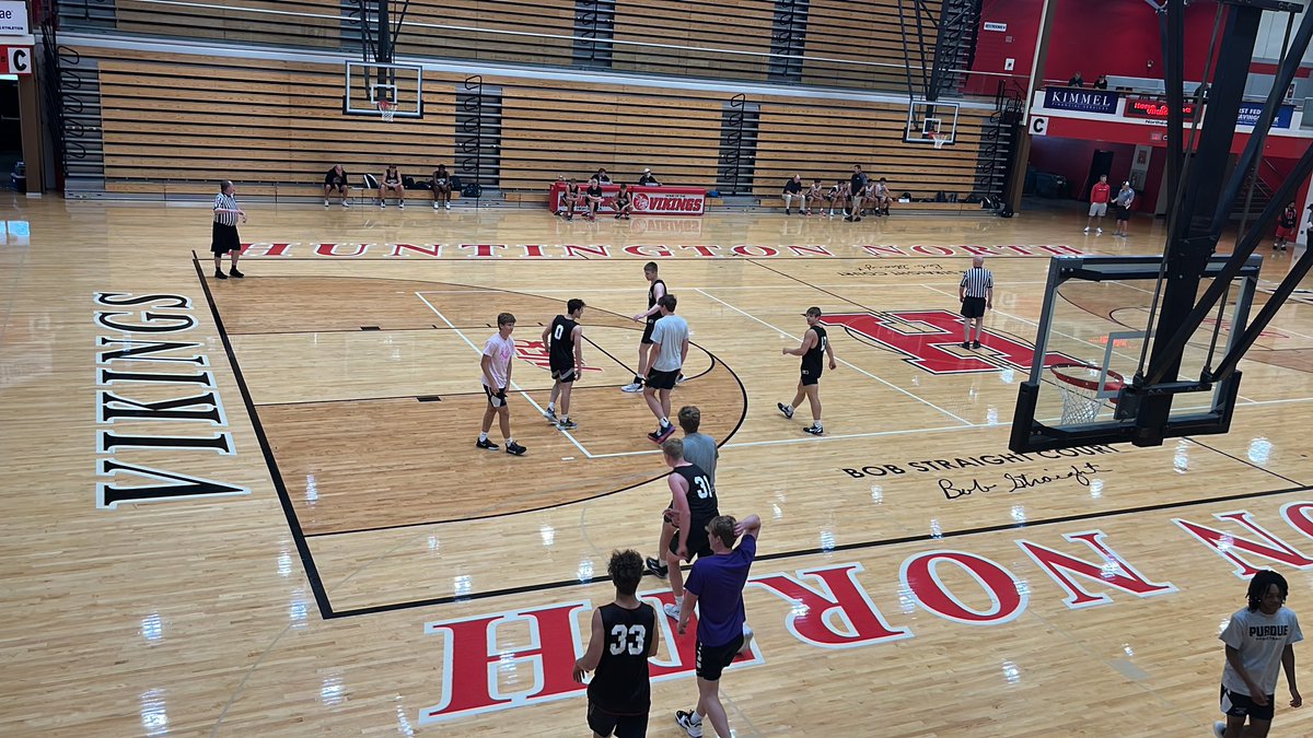 Huntington Shootout this morning. Defending 3A champs NorthWood taking on a Catchingsless Brownsburg. 2025 Tyler Raasch has been good early. Couple nice midrange jumpers and an And 1. @CourtsideIND