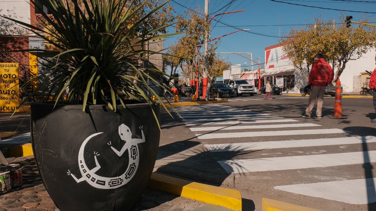 Chimbas, San Juan: con el apoyo de <a href="/redcame/">CAME</a> y la FESJ, se inauguró la primera etapa del Centro Comercial Abierto. Participaron <a href="/FMGramajo/">Fabián Gramajo</a>, intendente; <a href="/MinnozziDino/">Dino Minnozzi</a>, presidente de la FESJ; Daniel Milla, presidente de la Cámara local, y otros dirigentes.