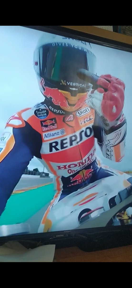 Peineta de Marc tras una salvada.
#MotoGP #GermanGP