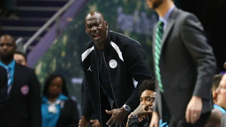 Michael Jordan, Charlotte Hornets'teki hisselerini sattı.