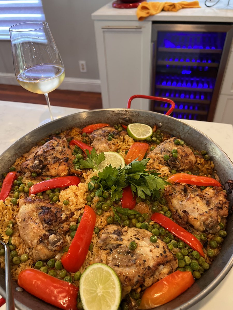 I made the best Arroz con Pollo! (Rice with chicken) It’s not often that I blow my own horn😁There is an exotic spice and an alcoholic drink in this dish. I would pair it with a white Rioja, Torrontés, Chilean Chardonnay or Albariño. Chime in! #foodiewinelover