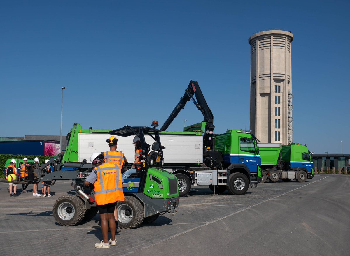BouwendNL's tweet photo. Lydia kreeg met leerlingen op deze Onderwijsdag van de Bouw een uitgebreide rondleiding bij AW Groep in Hillegom. Er werd uitgebreid verteld over de energietransitie, circulair beton, er was een rondleiding door de watertoren en er was uitleg over de klimaatadaptieve woonwijk. 👏🏻 https://t.co/zyixG11a33