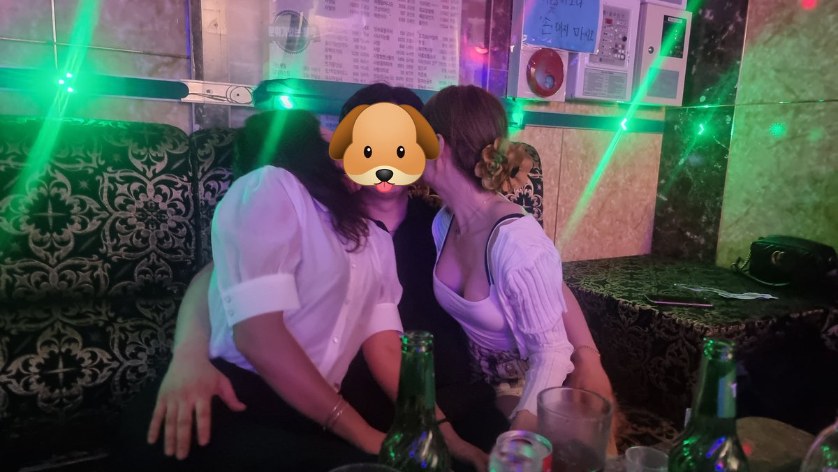 우리집 유기견 
잘 논다 ~~~ 주인없이 빨빨 싸돌아댕기면서
저 키워듀데여 꼬리살랑살랑 🐕🐶🐶💕
ㅋㄱㅋㅋㅋㅋㅋㅋㅋㅋㅋㅋ
#물지않아요 #뼈다귀대신술좋아하는 #유기견
#수컷이라 #여자들만좋아함ㅋ #발정시기인가
#중성화시키던지 #건강원에팔아넘기든지 #집은또잘찾아와 ㅋㅋㅋ