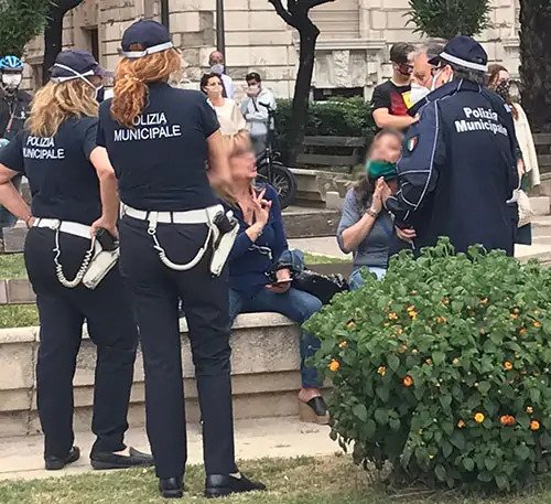 GazzettaSalerno's tweet image. Pakistano accoltellato sul lungomare di Salerno, riesplode l'allarme sicurezza nel cuore della città. Ieri sera, intorno alle 21.30, un cittadino di nazionalità pakistana è stato accoltellato da un tunisino con un arnese da giardino. #Comunedisalerno

gazzettadisalerno.it/straniero-acco…