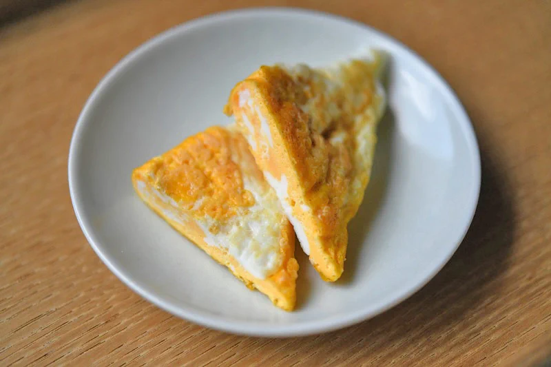 この三角卵焼きは、いろいろアレンジもしやすく、中に何も入れなくても立派な弁当おかずになります。卵1個で作りやすいのがいいんですよね！今月は三角卵焼きアレンジをいろいろ追加でアップする予定です。お楽しみに～ 