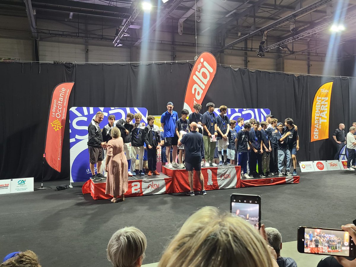 Et ça continue ! Constantin, après 1 médaille d'or par équipes en N2 aux championnats de France des - de 17 ans, répète l'exploit toujours en équipe à la fête des jeunes, à Albi, cette fois en N1.
💥
Bravo à lui
#ModeleRognoni #CollegeRognoni #Escrime#Esgrima#fleuret#hautniveau