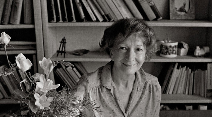 adelphiedizioni's tweet photo. «Il suo nome è tanto difficile da pronunciare, quanto è facile entrare nelle sue poesie, seguendo un pensiero libero, vivace, allegro, lucido».

Fino al 3 settembre, a Genova la mostra dedicata a Wisława Szymborska. https://t.co/XF19XvvtKi https://t.co/EqSxtY22Ru