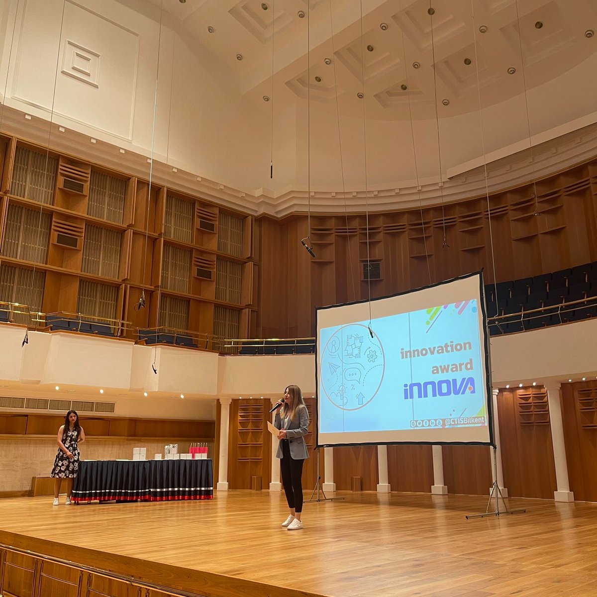 innovabilisim's tweet photo. Bilkent CTIS Bölümü 2023 Mezunları Ödül Töreni’nde sponsor olarak yer aldık.

En inovatif yıl sonu bitirme projesini hayata geçiren Berke Can Avcı, Haldun Melih Fadıllıoğlu, Batuhan Safa Koçak ve Hüsnü Mert Uygun’dan oluşan Povium Projesi ekibine törende hediyelerini takdim ettik.

Yetenekli genç arkadaşlarımıza kariyer yolculuklarında başarılar diliyoruz.

#İnnovaBilişim #SeninYerinGelecek #CTISawards #CTISevents #CTISProjects