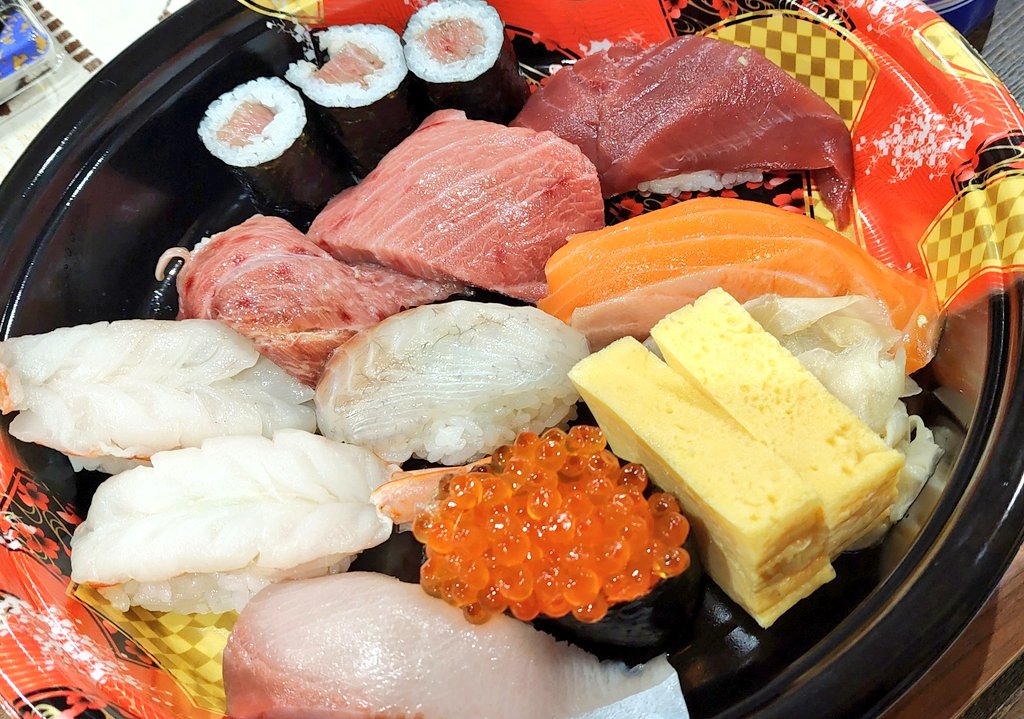 次女ちゃんお誕生日🎂
ケーキ作った！
母も父も1年おつかれを込めて寿司