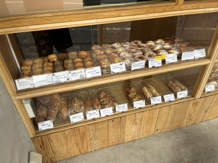 DJSND's tweet image. 大好きなひよこパン。

新作登場です。
キャロットケーキ！

開店直前の全商品揃ったショーケースはワクワクが止... 
tabelog.com/rvwr/diggilymp… #tabelog