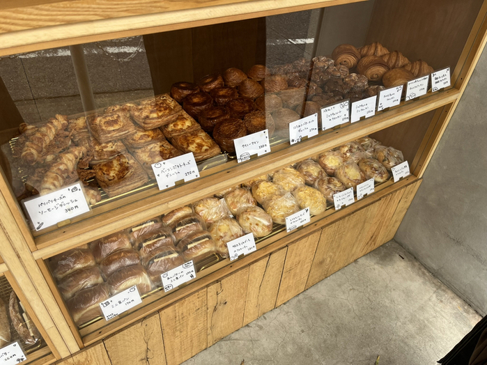 DJSND's tweet image. 大好きなひよこパン。

新作登場です。
キャロットケーキ！

開店直前の全商品揃ったショーケースはワクワクが止... 
tabelog.com/rvwr/diggilymp… #tabelog