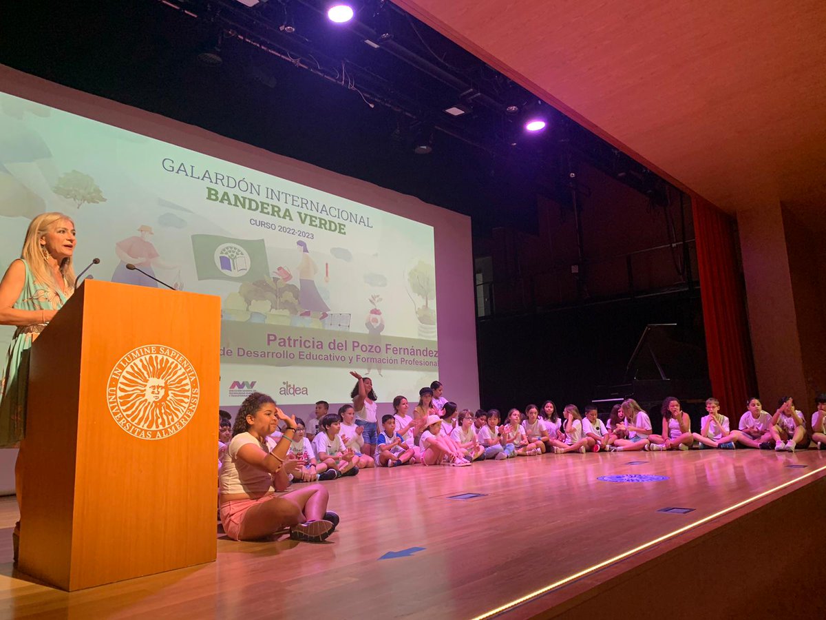 EducaAnd's tweet photo. 💚 11 centros reciben la Bandera Verde por su compromiso con la educación ambiental.

🎙 @Patricia_Pozo_ ha felicitado al alumnado y a los docentes “por su implicación por mejorar su entorno y concienciar sobre la importancia del medio ambiente en el día a día de su vida" https://t.co/MyAKfYgkIz