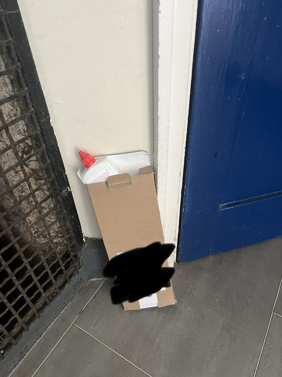 cdalesound's tweet photo. @VisionExpress just so your aware, this is how #evri think it’s acceptable to deliver your parcels, in a communal hallway, when I am in my home https://t.co/kDkorLFjFU