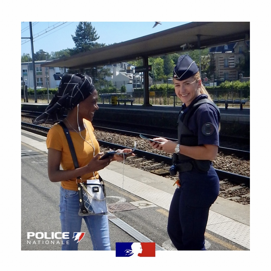 🗓️ La semaine dernière, notre collègue policière 👮‍♀️ de Nemours participait, avec le sourire, à une action de prévention visant à lutter contre les violences dans l'espace public.

➡️ Plus d'informations sur l'application #MaSécurité.