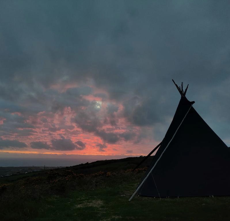 hearthworks's tweet photo. Installed 2 stunning all black tipis at Kudvha. A special order for a special off-grid glampsite in the heart of Cornwall. @kudvibes
#glamping #rewilding #campsite #tipi #camping #nature https://t.co/YucikMZu9N