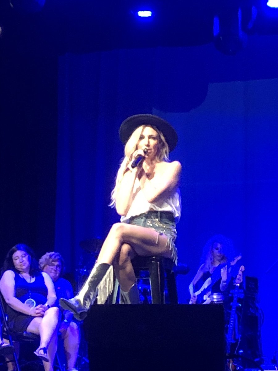 JenCarroll74's tweet photo. Wonderful time in Newton last night! Thank you @DebbieGibson for a wonderful concert and fabulous meet and greet! https://t.co/96QjdmlksT