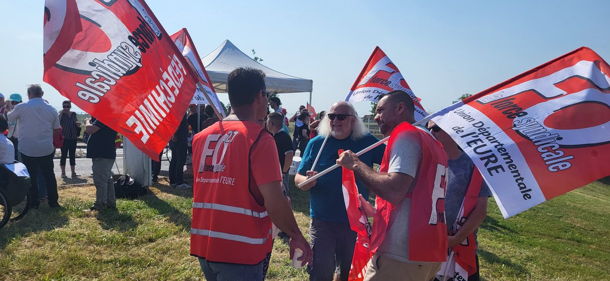 MickaelMann27's tweet photo. Mobilisés ce matin devant #aptar #leneubourg #Eure pour défendre l'#emploi industriel contre le plan de licenciement prevoyant 51 licenciements (155 sur toute l'Europe) malgré un résultat de +53% en 1 an✊️😡
Objectif délocaliser en République Tchèque 😡
...
#FO
@force_ouvriere https://t.co/ZASORmJ0TR