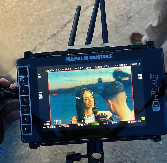 📸 Tini Stoessel en el bzackstage de “Me Entere” junto a Tiago PZK.