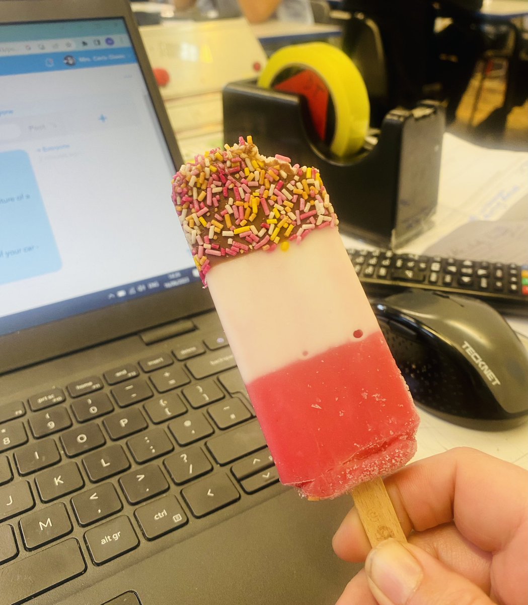 ChallonerDT's tweet photo. I think we have the best colleagues. At break duty our SLT member gave us homemade biscuits, a fellow tutor randomly gave me chocolate at lunch  &amp; Friday afternoon - teaching Y8 (in this weather) a staff member bought people ice lollies to cool down.  Kindness makes a difference! https://t.co/AczqGHLFKe