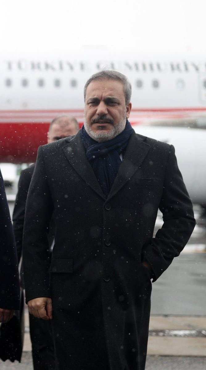 Dışişleri Bakanı Hakan Fidan, Şeriat düşmanı Berna Laçin'i Paris Büyükelçiliği'nde ağırlayan Elçi Ali Onaner'i görevden aldı.