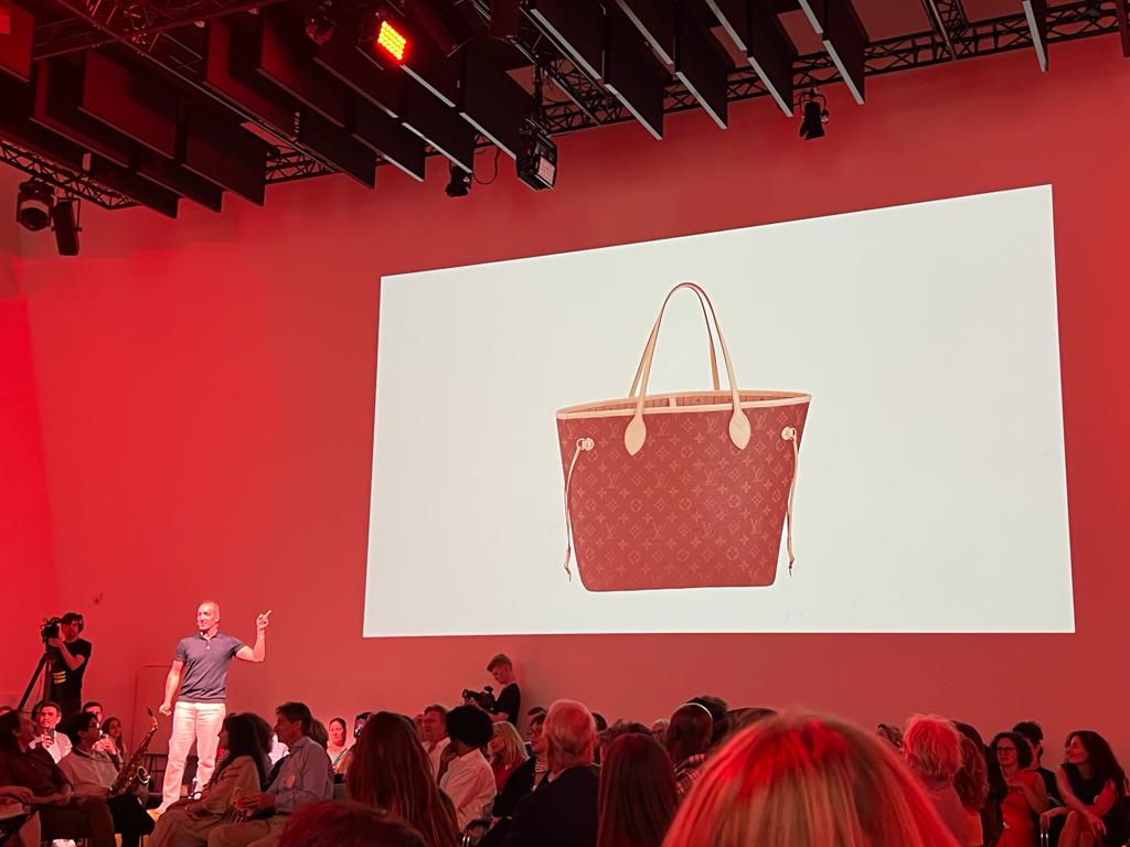 WhatDesignCanDo's tweet image. &quot;Would you throw this away? Unfortunately, the fashion industry does.&quot; 

Rrrrrrrround two of the #WDCDCircularShowcase! Arnas from @nivogo takes the stage to explain how they have renewed 1.1 million items already.
