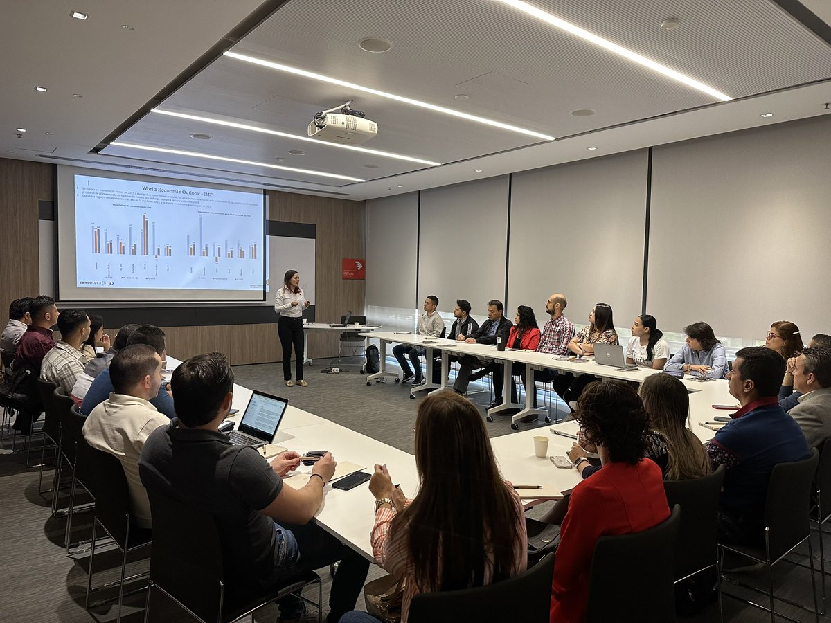 July_ossa's tweet image. Hoy en Bancoldex  estamos conversando sobre contexto económico y taller sobre coberuras cambiaras para nuestras empresas con operaciones de comercio exterior en #Medellín

#CreerEnatiNosMueve
#BancóldexEnLasRegiones