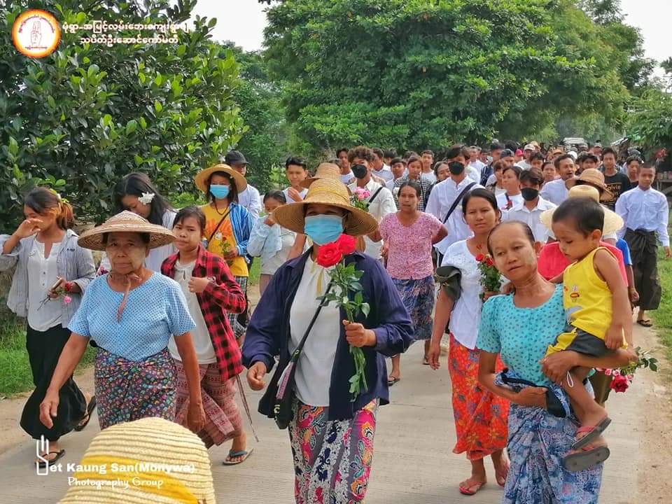 “ဗေဒါပျံ အံကိုခဲ ပန်းပန်လျက်ပဲ” 

လက်နက်အားကိုး ဗိုလ်ကျချင်တဲ့ ဖက်ဆစ်အာဏာရူးတွေ ဓားရေး ဘယ်လောက်ပဲပြပြ လူထုတော်လှန်ခြင်းရဲ့ ပန်းတွေက ဖွေးဖွေးလှုပ်အောင် ဆက်လက် ပွင့်နေမှာဖြစ်ကြောင်း လာမယ့် ဇွန် ၁၉ မှာ တနိုင်ငံလုံး အုံးအုံးကြွကြွ သက်သေပြကြမယ်

#၁၉ဇွန်_ပန်းသပိတ်

#Freedom_from_Fear
