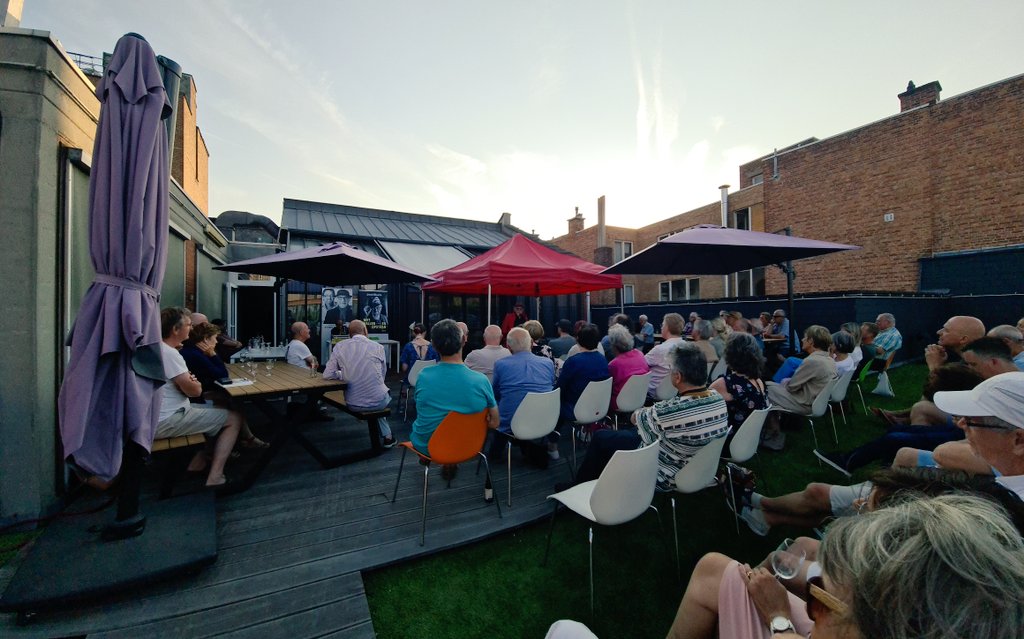 En of het gisteren een geslaagde MuziekBoutique-avond was, daar op ons bibterras met <a href="/jblaute/">jblaute</a>! 😀

#metvallenenopstaan #muzikalelezing #bibkortrijk #muziekboutique #jeanblaute <a href="/8500Kortrijk/">Stad Kortrijk</a>

kortrijk.be/bibliotheek/mu…
