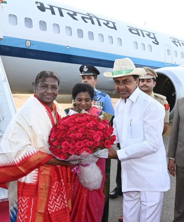 TelanganaCMO's tweet image. హైదరాబాద్ పర్యటనకు వచ్చిన భారత రాష్ట్రపతి శ్రీమతి ద్రౌపది ముర్ముకి ముఖ్యమంత్రి శ్రీ కె. చంద్రశేఖర్ రావు ఈరోజు బేగంపేట్ ఎయిర్ పోర్ట్ లో ఘనంగా స్వాగతం పలికారు. సాదరంగా శాలువా కప్పి, పూల గుచ్ఛాన్ని అందజేశారు.  

మంత్రులు శ్రీ @MahmoodAliBRS, శ్రీ @YadavTalasani, శ్రీమతి…