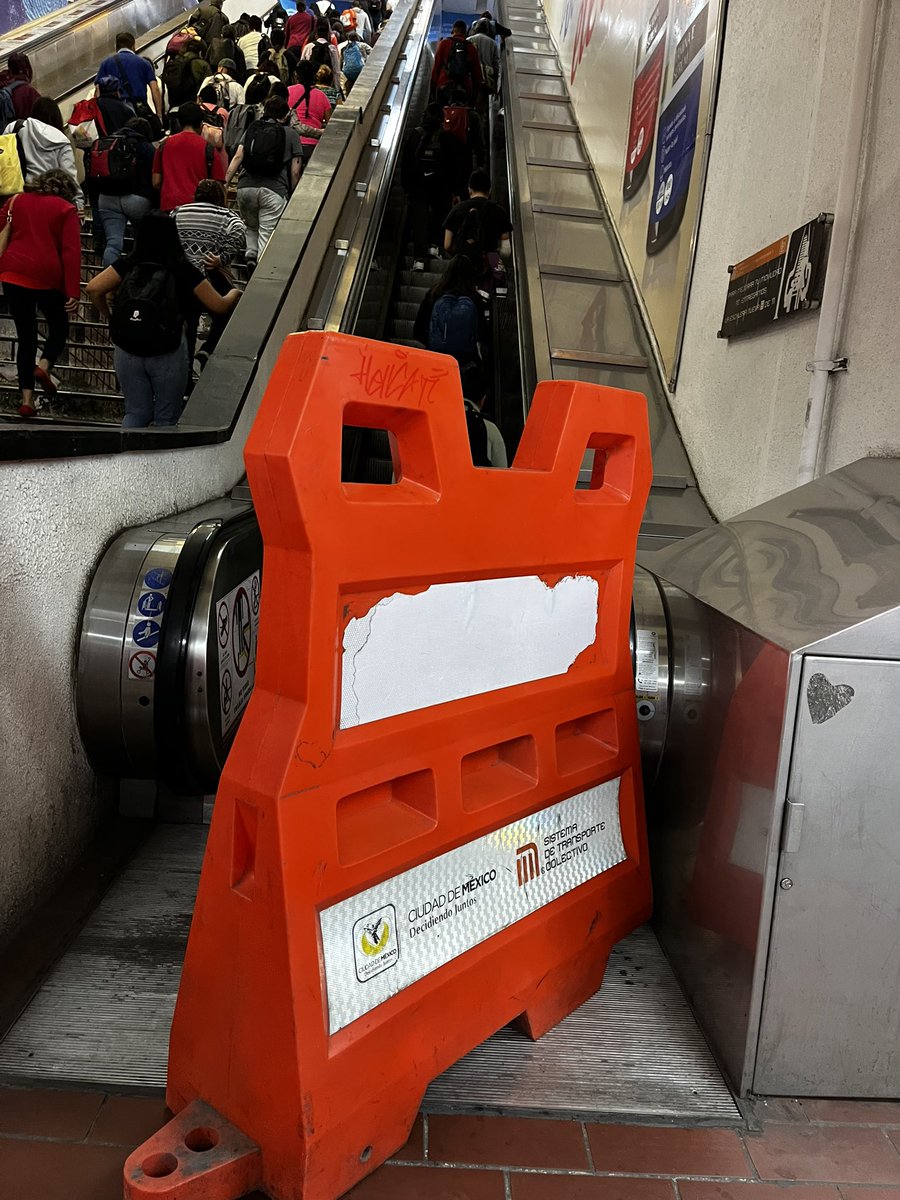 Roberto501210's tweet photo. @Claudiashein Tú ya vas directo por la candidatura y el metro cayendo a pedazo; espero que la gente tome en cuenta eso para cuando emitan el voto en estaciones cómo Polanco tiene que subir mil escaleras para transbordar @LosRuizLara https://t.co/v03ZnttKiK