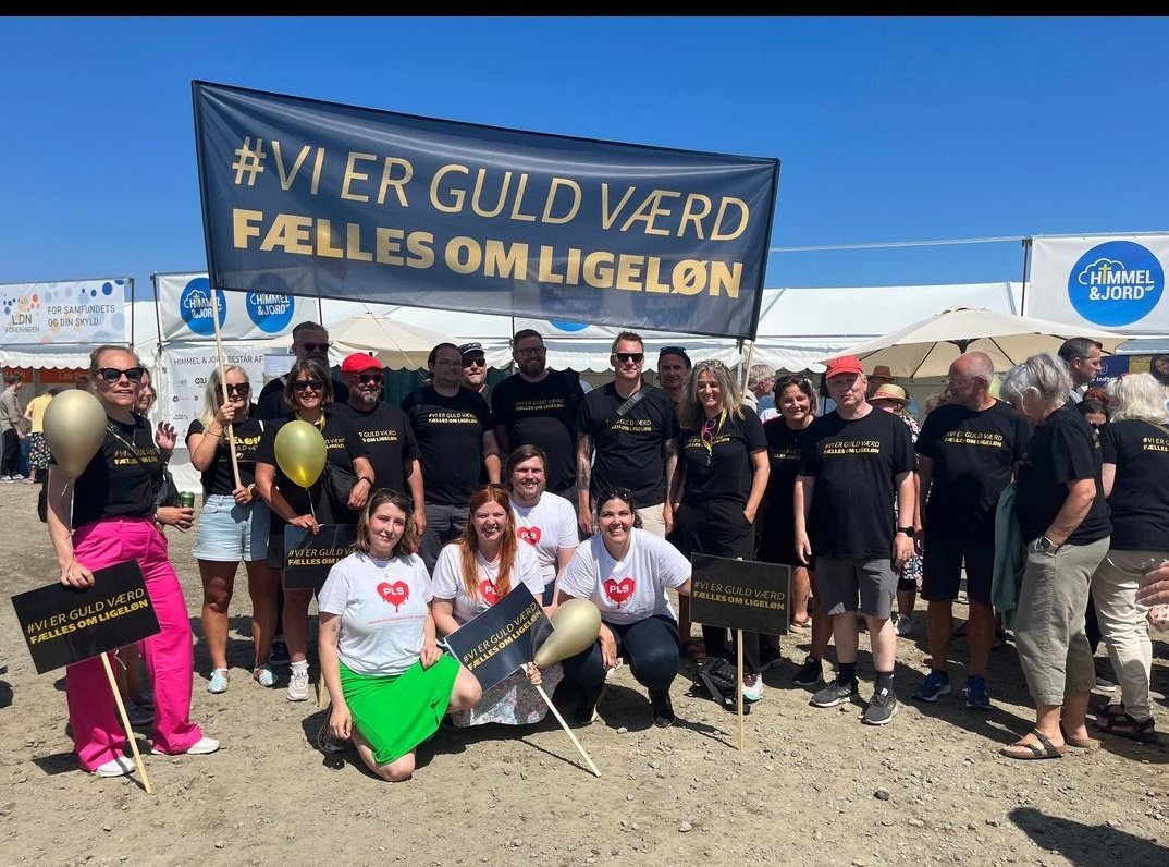 Miram2712's tweet photo. Nu er det nok, vågn nu op! velfærds fagende er max presset, lønnen er lille og uddannelsen bliver dårligere. Vi mangler rundt regnet 4000 Pædagoger i  samfundet. Der er vundet mange kampe, men der er flere kampe der skal kæmpes.
Vi skal have ligeløn 
#mereværd #dkpol #folkemøde https://t.co/hZUNRpxkPV