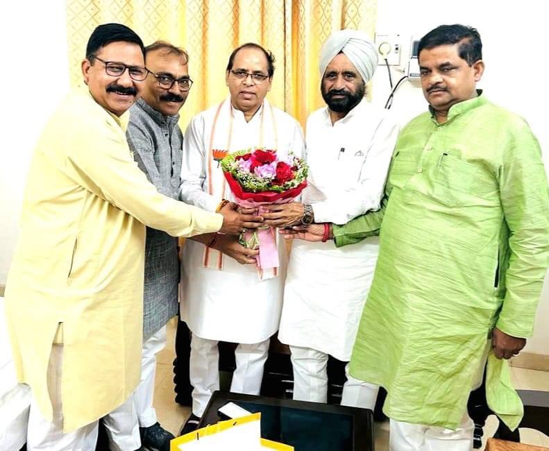 Bjp_Abhaygupta's tweet photo. आज ग़ाज़ियाबाद में  माननीय क्षेत्रीय अध्यक्ष श्री @Satendraupbjp जी से मुलाक़ात कर विभिन्न विषयों पर चर्चा की।
इस मौक़े पर राज्य मंत्री उत्तर प्रदेश सरकार माननीय @BaldevAulakh जी जनपद प्रभारी श्री राजीव सिसोदिया जी, पूर्व जिला अध्यक्ष श्री @BJPMohanLSaini जी उपस्थित रहे https://t.co/U0U1xwntNK