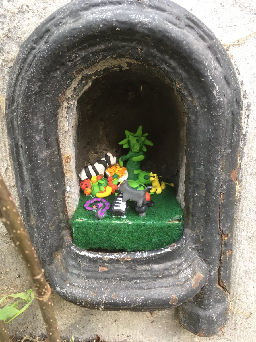 GeertjeBluekens's tweet photo. De zesdeklassers van ⁦@jellepin⁩ versierden vandaag voetschrapers in onze straat. Een prachtig projectje waarin de kinderen interviews afnamen om de bewoners van de huizen te leren kennen. Daarna zetten ze deze info om in een mini-tafereeltje. ⁦⁦#Rumoldusschool https://t.co/MjeLIUhrXL
