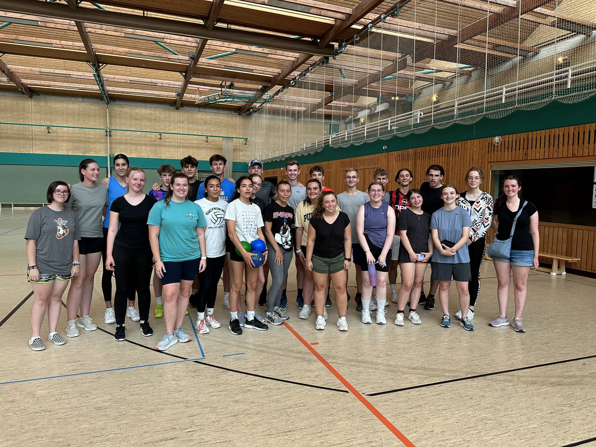 beck_frau's tweet image. Give the students a gym and some equipment, and they will entertain themselves. We tried some German and American games, and there is a lot of fun and teamwork on #gappexchanges. #HHSvisitsKFG