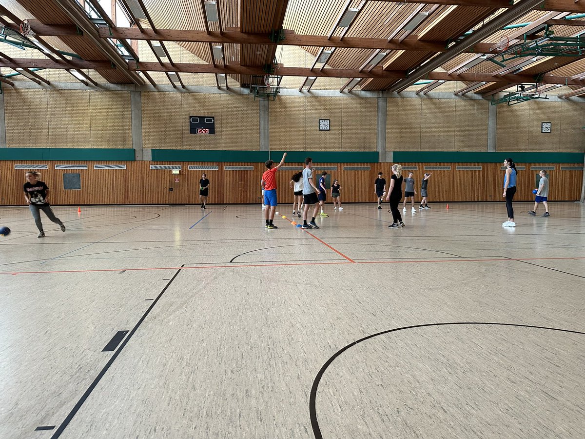 beck_frau's tweet image. Give the students a gym and some equipment, and they will entertain themselves. We tried some German and American games, and there is a lot of fun and teamwork on #gappexchanges. #HHSvisitsKFG