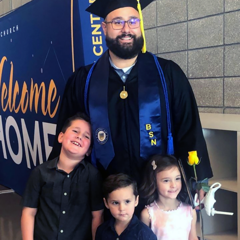 chamberlainedu's tweet photo. Happy #FathersDay to all our #DadGrads! 😆🎉

📸 #ChamberlainGrad Cameron T. (BSN 🎓 August 2021) #ChamberlainPhoenix https://t.co/eahkMU4JI6