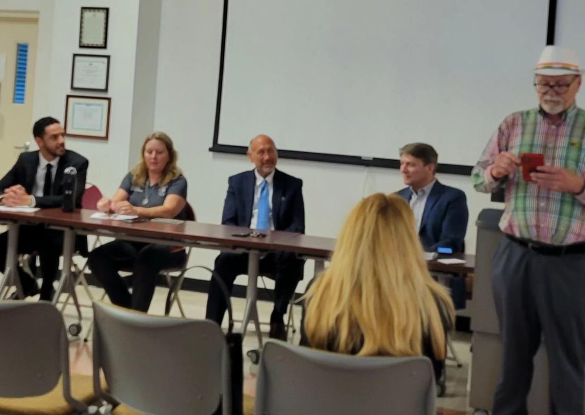 Great time last night at the Park East Civic Association as they hosted an education town hall. I had the opportunity to join my colleagues <a href="/debbi_hixon/">Debra Hixon</a>, <a href="/ZemanForBroward/">Dr. Allen Zeman For Broward County School Board</a> and moderator <a href="/todd_delmay/">Todd Delmay</a> for an engaging conversation about Hollywood's public schools.#District1 <a href="/idelmaq/">Idelma Quintana</a>